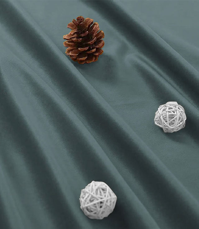 draperie-romantica-venice-din-catifea-simpla-storm-grey-rejansa-clasica-model-uni-cod-772-decorelle-detaliu-1.jpg